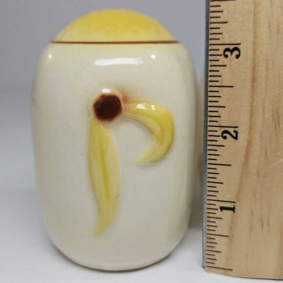 Vtg Hull Ceramic Yellow Daisy Sunflower Petals / Banana Salt & Pepper Shaker Set - Picture 5 of 10